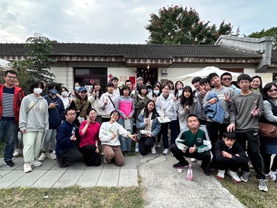 臺中向上國中與彤妘閣青年合照