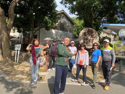 逢甲EMBA校友與光復新村招牌合照