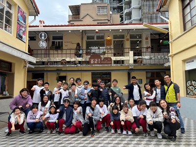 炎峰國小與審計新村招牌合照