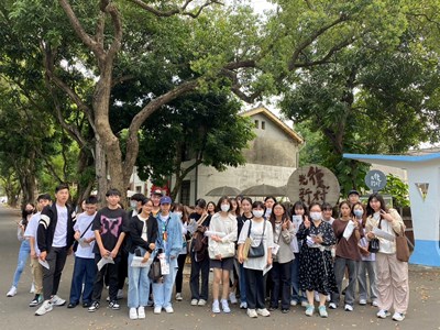 朝陽科大學生與基地招牌合照