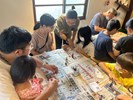 吾革事青年正在指導民眾製作技巧