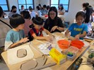 民眾正在捏塑陶土