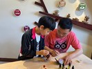 民眾正在調製護手霜