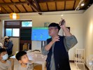 店家沁季娛樂正在講解護手霜製作流程