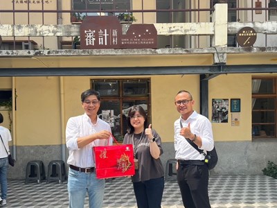 雲林縣政府文觀處與台中市政府勞工局相互致贈伴手禮