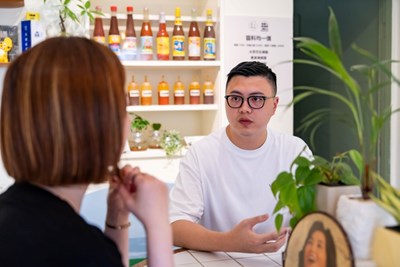 赴日攻讀餐飲專門學校的陳意昌,主打創意小吃的「來呷弁」,大膽融合各國料理的烹調方式,貼合小吃印象,以熟悉味道,加入不同元素,提供飲食新體驗。
