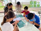 民眾正在銅板上繪製圖案