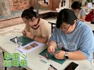 民眾正在編織