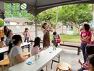 講師正在示範吊飾線綁法