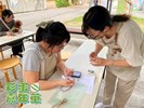 講師正在指導民眾打磨銅板