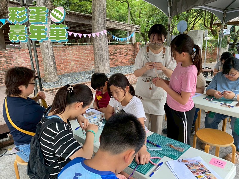 講師正在指導學員編織收尾