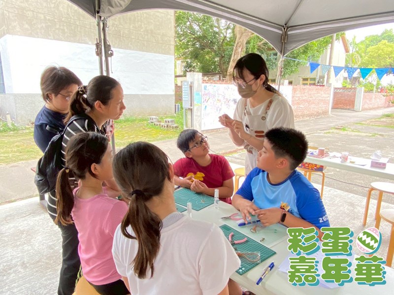 講師正在說明手繪銅板技巧
