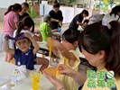 小朋友迫不及待玩起剛做好的史萊姆