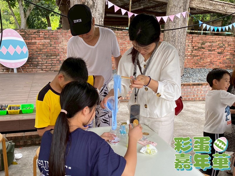 民眾將製作好的史萊姆裝入彩蛋中