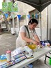 講師正在示範如何將史萊姆調色