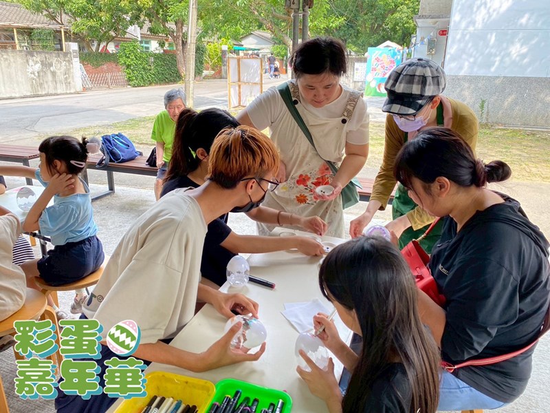 講師正在指導學員