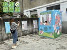 小朋友開心與裝置藝術合照
