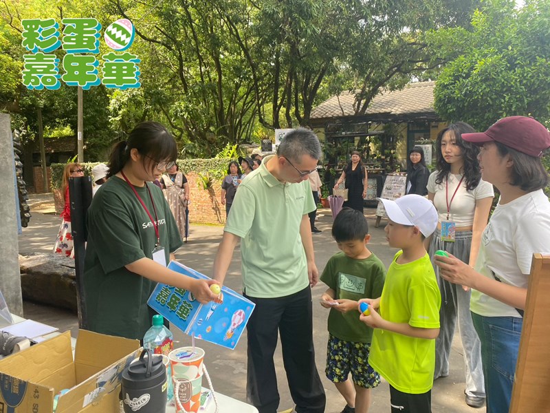 民眾正在兌換彩蛋大搜查小禮物