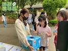 民眾正在抽彩蛋大搜查小禮物