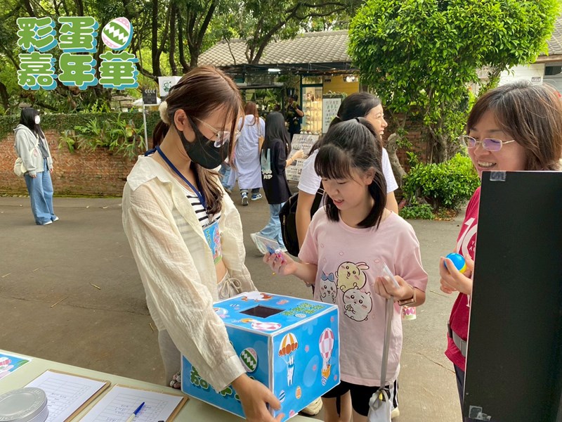 民眾正在抽彩蛋大搜查小禮物