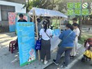 民眾正在詢問如何參加彩蛋敲敲樂活動