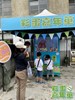 民眾留影扭蛋機抽獎過程