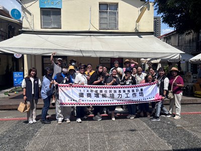 台中市原民攤商培力工坊學員與審計新村合照