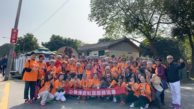 台中市社會局彭懷真局長與傳愛社區服務協會北區新興里大合照