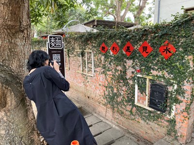 媒體記者拍攝「麵粉遇見水」周遭環境