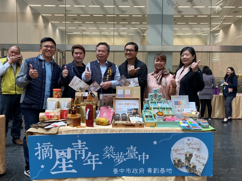 台中市農業局局長與摘星青年合照