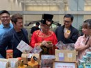 副市長幫摘星青年商品簽名