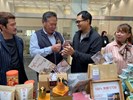 摘星青年與台中市農業局局長詳細介紹商品