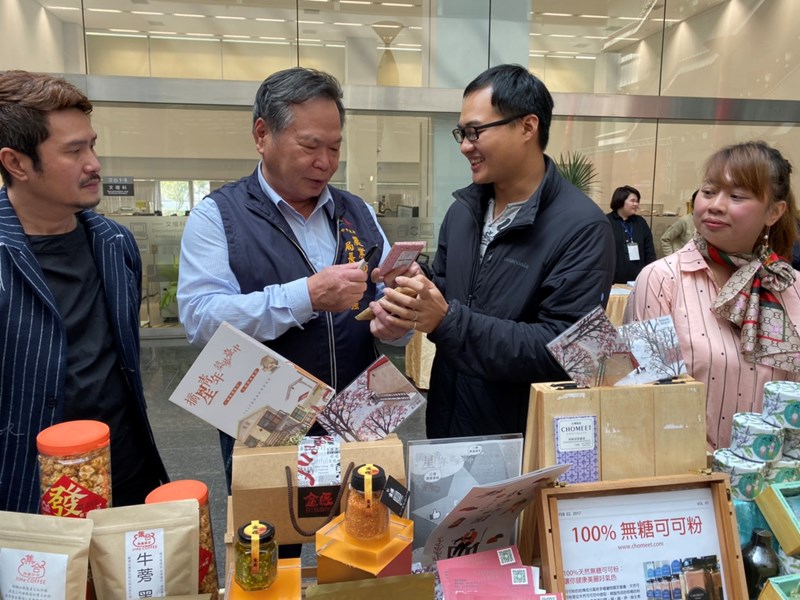 摘星青年與台中市農業局局長詳細介紹商品