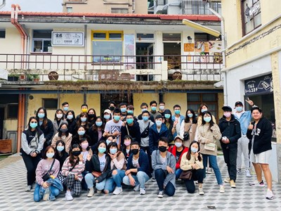 亞洲大學學生大合照