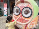 小朋友將明信片投進霧霧郵箱