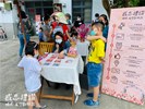 小朋友挑選明信片