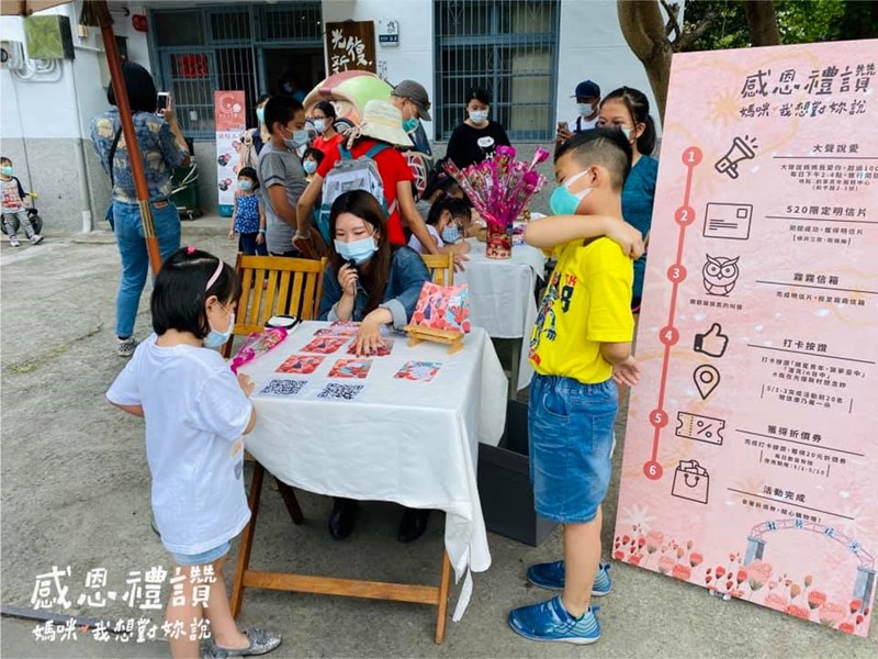 小朋友挑選明信片