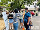 『防疫小天使』幫忙遊客測量體溫