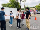 『防疫小天使』幫忙遊客測量體溫-2