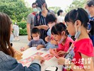 小朋友興奮挑選明信片