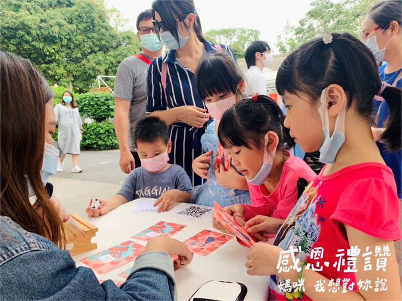 小朋友興奮挑選明信片