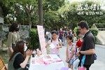 遊客認真了解活動內容