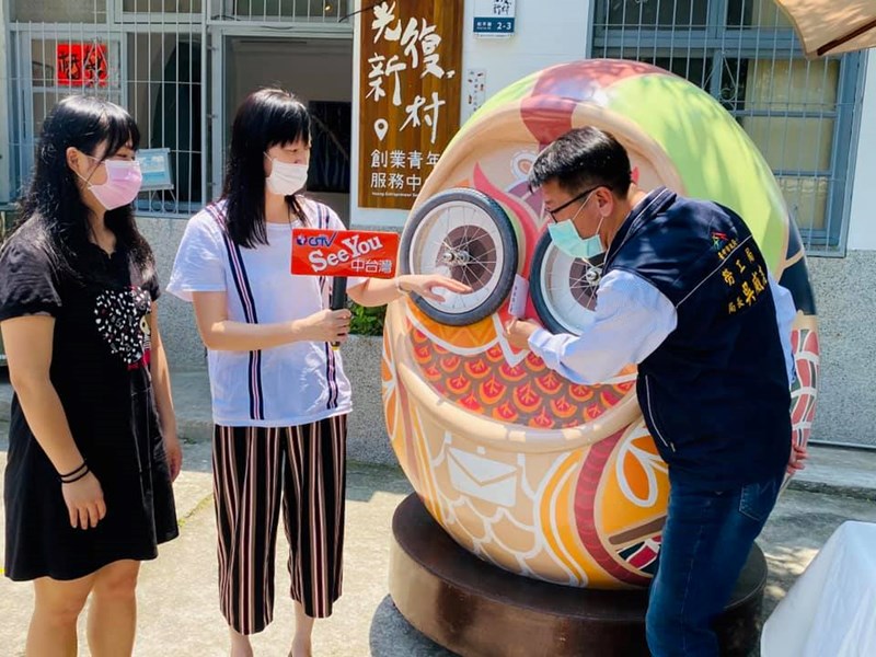 吳威志局長介紹【霧霧郵箱】裝置藝術