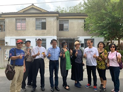 局長與貴賓在中心前的合照