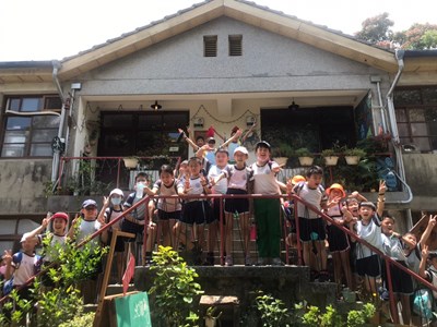 喀哩國小學生大合照3