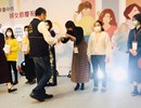 青年鄭伊珊於表揚典禮獲頒獎狀.jpg
