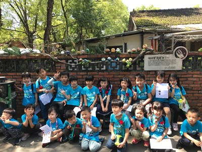 小朋友們與霧霧合唱團合照.jpg