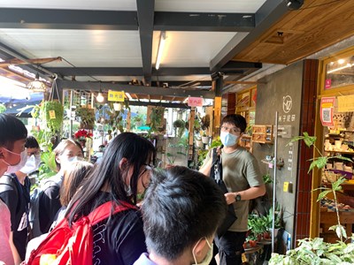 同學們至米子泥研聽青年說明品牌理念.jpg