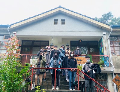 學生們於樓梯間拍攝合照.jpg