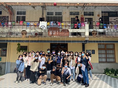台中教育大學同學們參訪審計新村合影.jpg